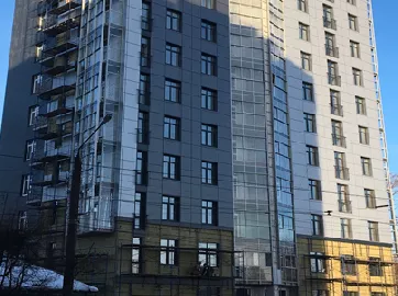 Благоева 21: Заканчивается монтаж устройства навесного вентилируемого фасада.