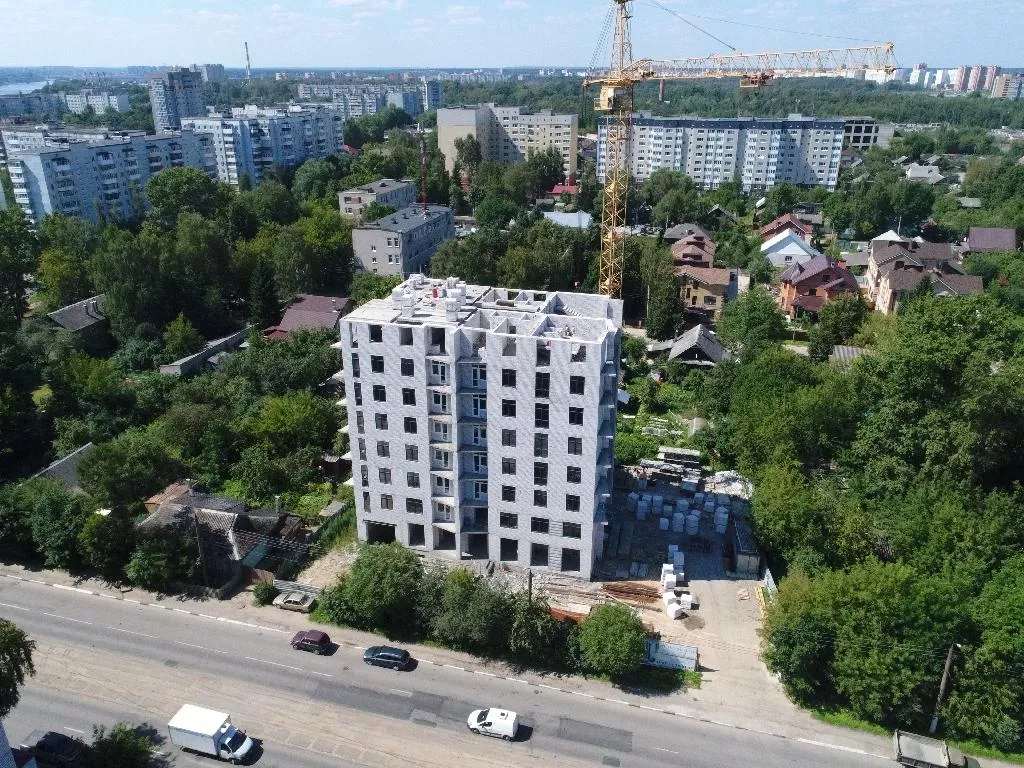 Благоева,21: Закончена кладка 8-го этажа, завершено остекление 7-ми этажей
