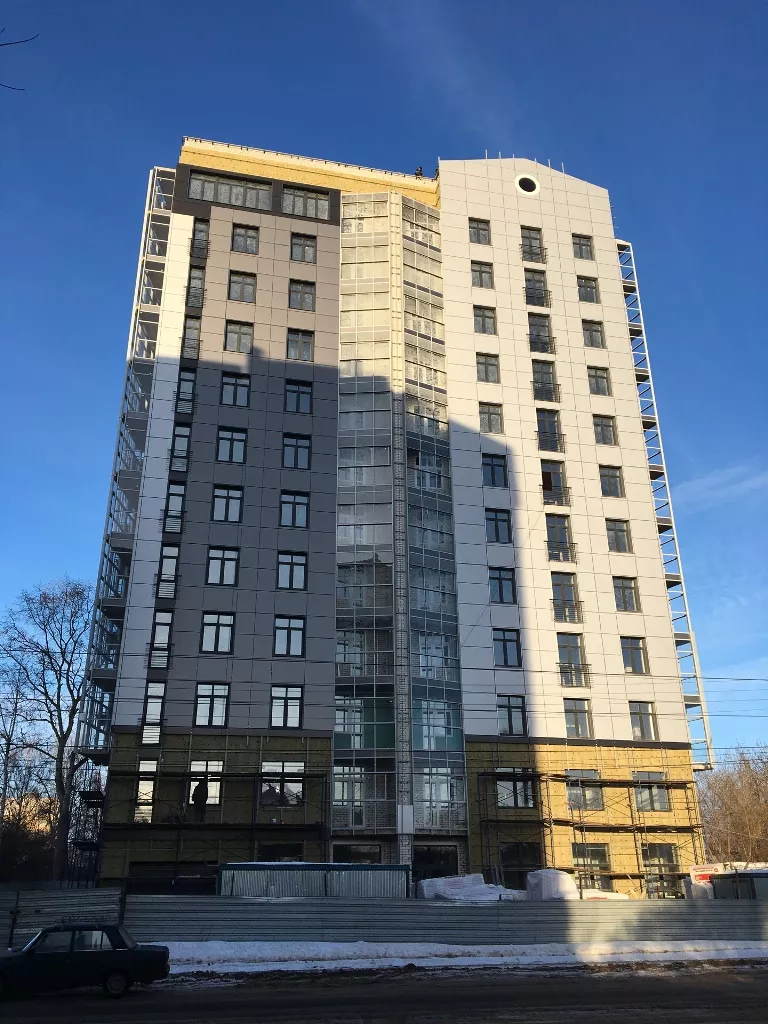 Благоева 21: Заканчивается монтаж устройства навесного вентилируемого фасада.